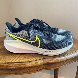 Men's Black and Neon Yellow Nike Vomero 17
Black Light Smoke Grey Volt Size 9